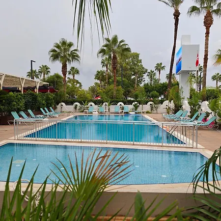 The Corner Park Hotel